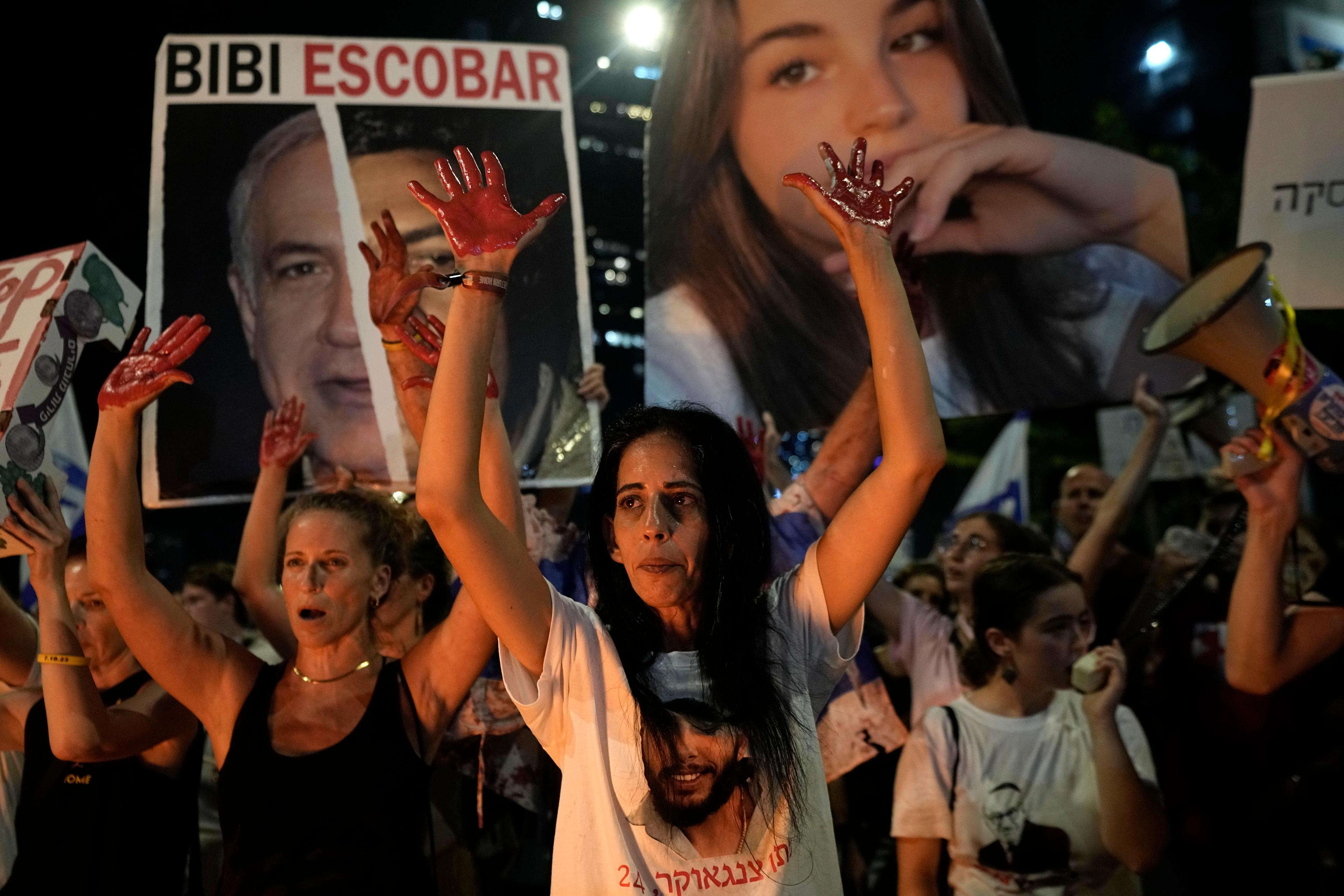 En demonstration med anhöriga till gisslan i Tel Aviv i helgen. Foto: Tsafrir Abayov/AP/TT