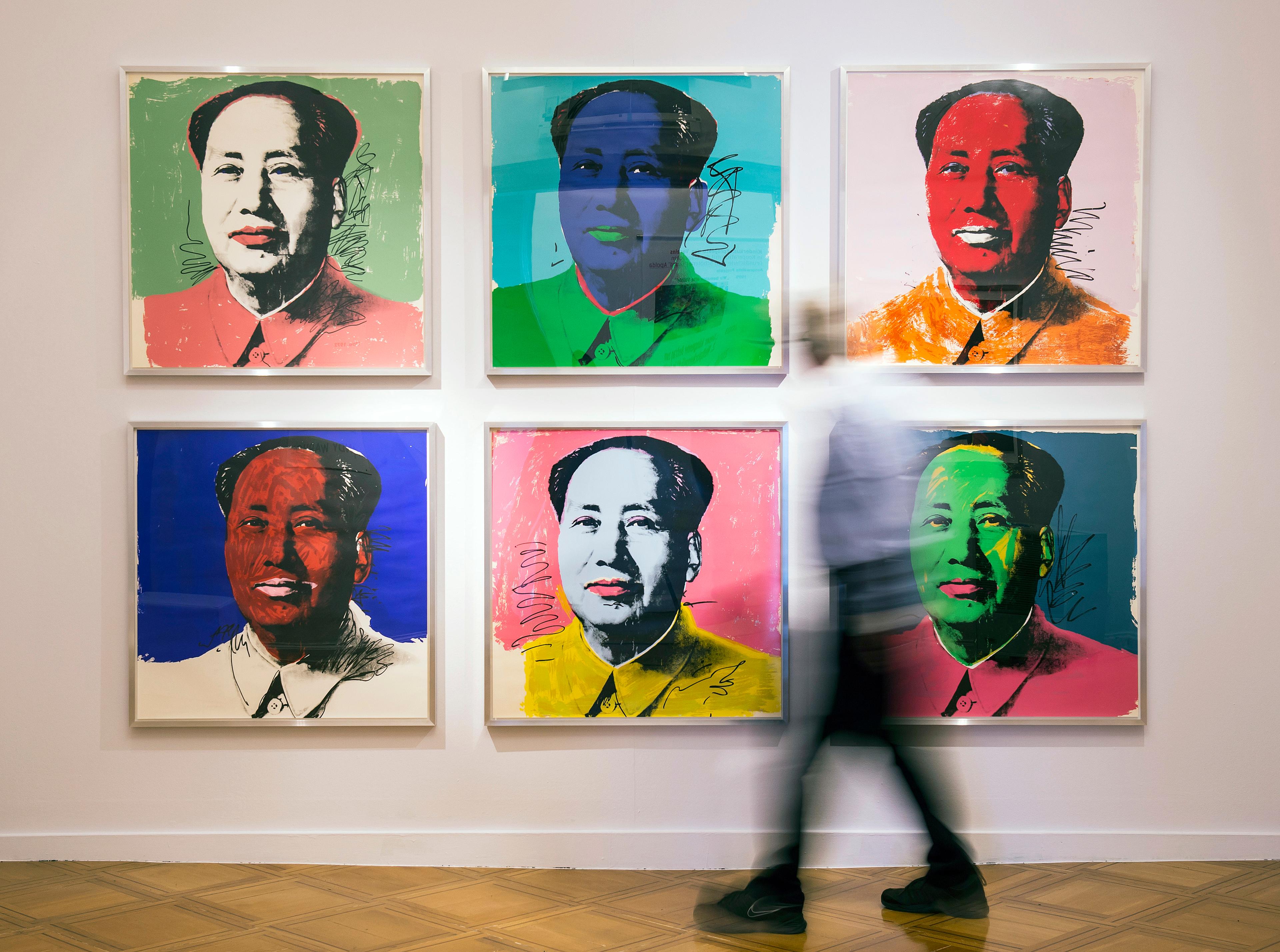 Ett Warhol-tryck av Mao Zedong hör till det som nu försvinner från väggarna på vårdcentralen i Sjöbo. Arkivbild från en utställning Tyskland 2018. Foto: Jens Meyer/AP Photo/TT