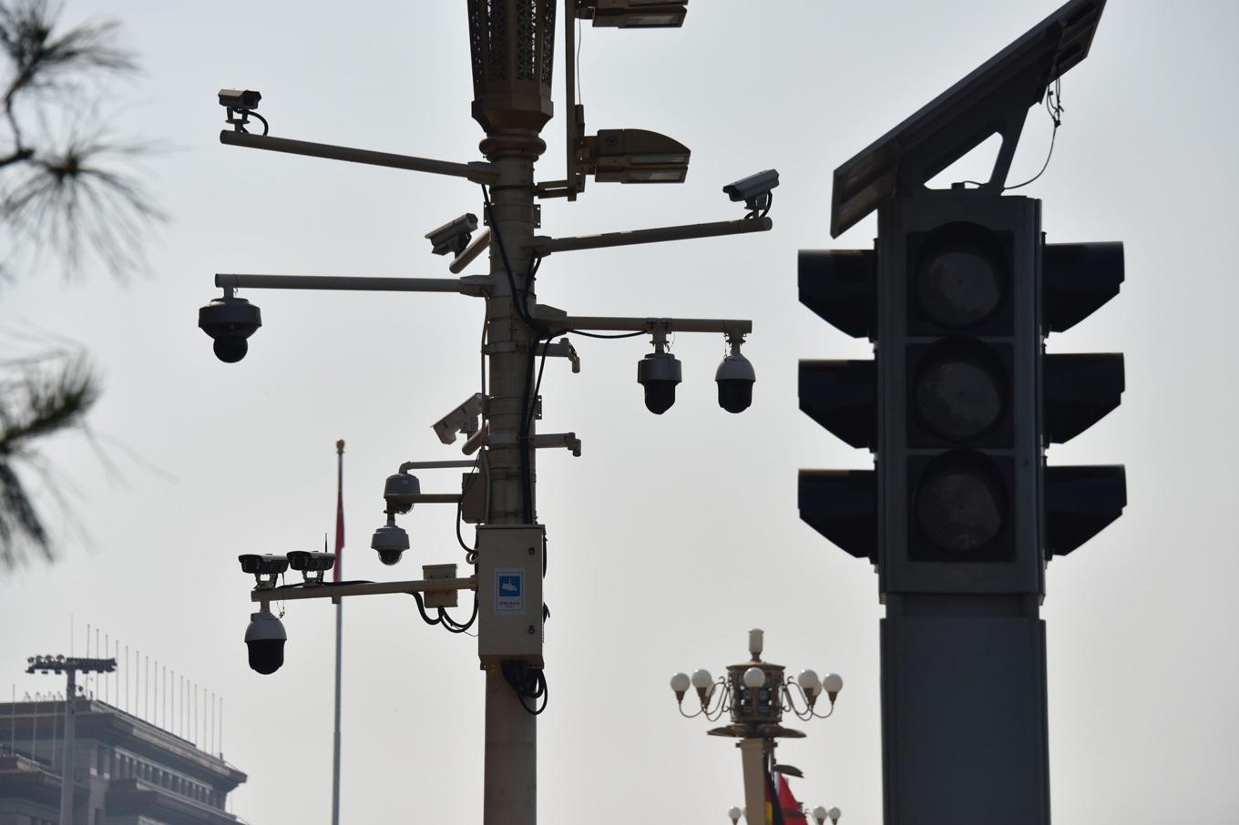 Övervakningskameror på Himmelska fridens torg i Peking. Skribenten uppmanar till vaksamhet mot totalitära övervakningstendenser även här. Foto: Greg Baker/AFP via Getty Images