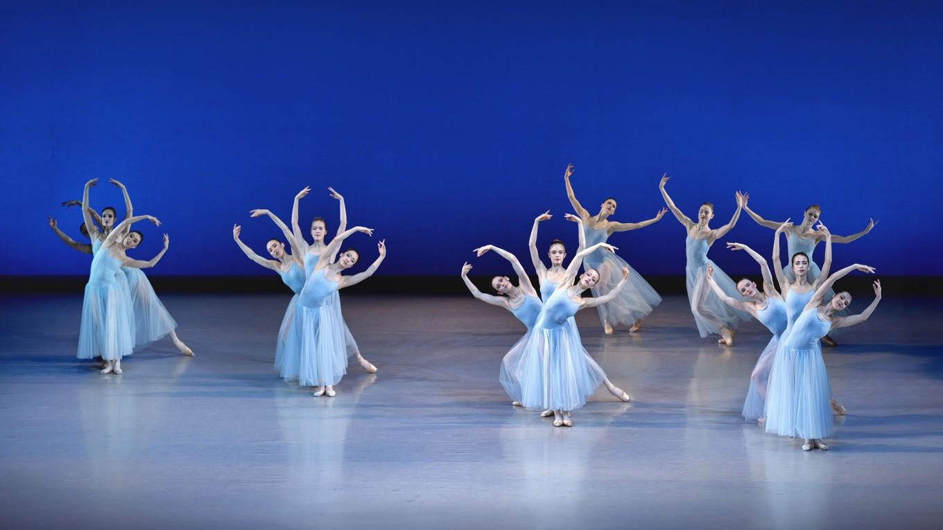 I Köpenhamn framför Den Kongelige Ballet George Balanchines mästerverk ”Serenad” i föreställningen ”Giant Steps”. Foto: Camilla Winther