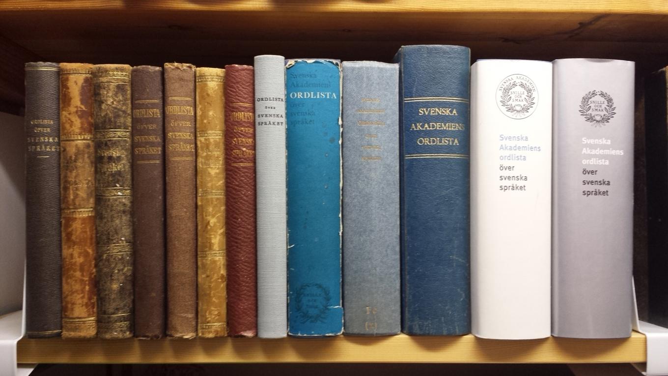 De tretton första upplagorna av Svenska Akademiens ordlista.
Foto: Public Domain
