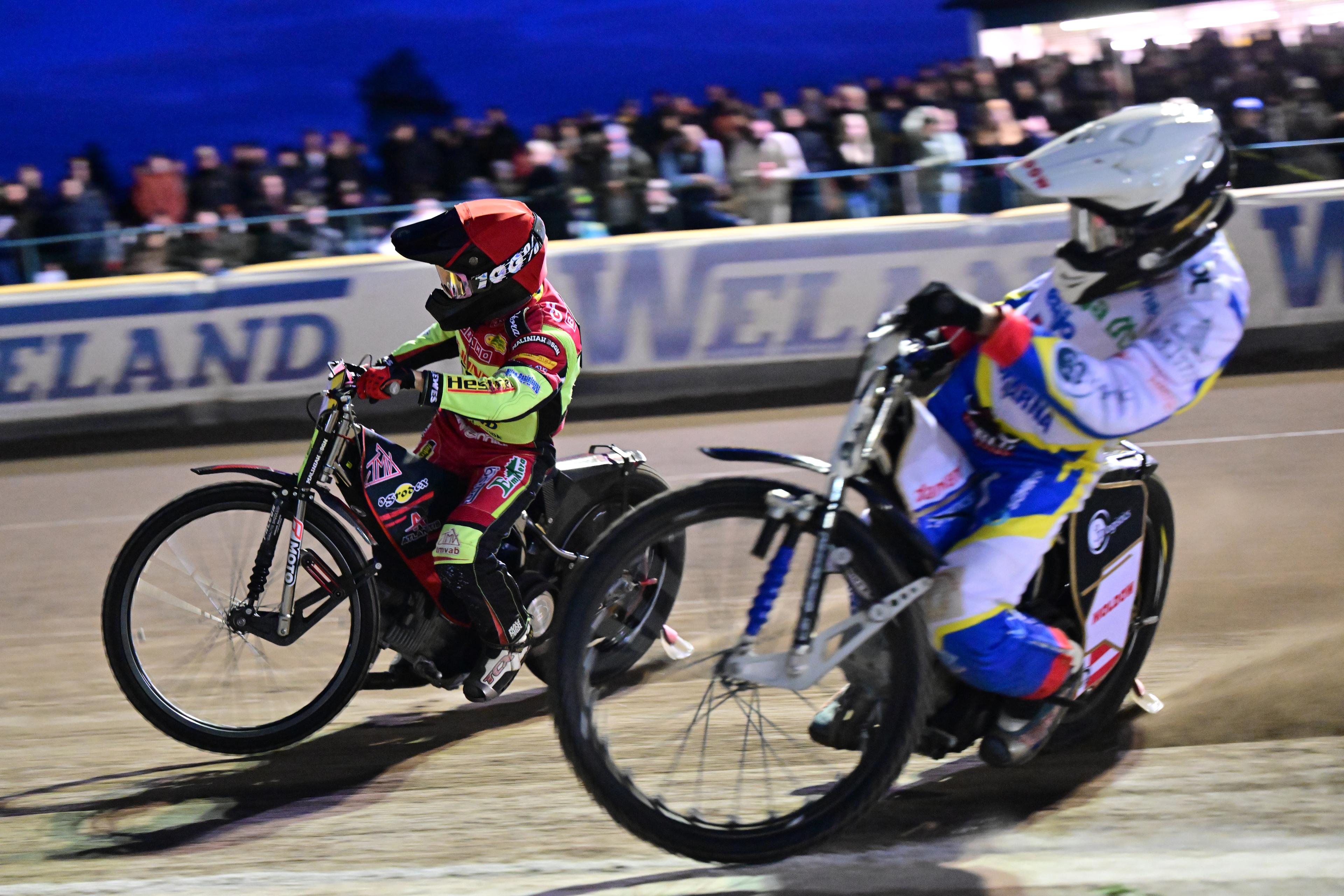 Lejonens Oliver Berntzon (i röd hjälm) under ett av heaten i tisdagens avgörande SM-final i speedway mellan Lejonen och Dackarna. Foto: Björn Larsson Rosvall/TT