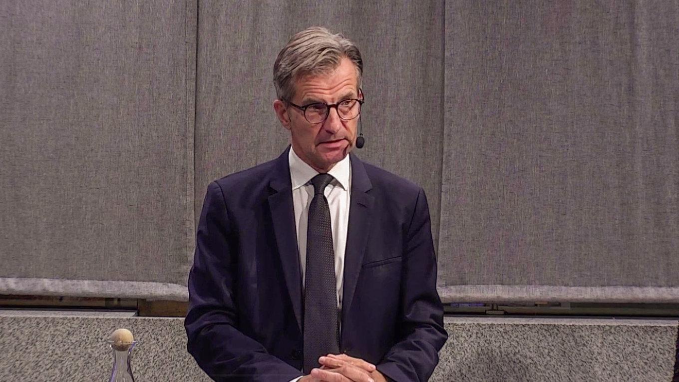 Riksbankschefen Erik Thedeen sade vid en pressträff att räntebeslutet den 24/9 innebär en stor omsvängning av räntepolitiken. Foto: Skärmpdump från presskonferensen