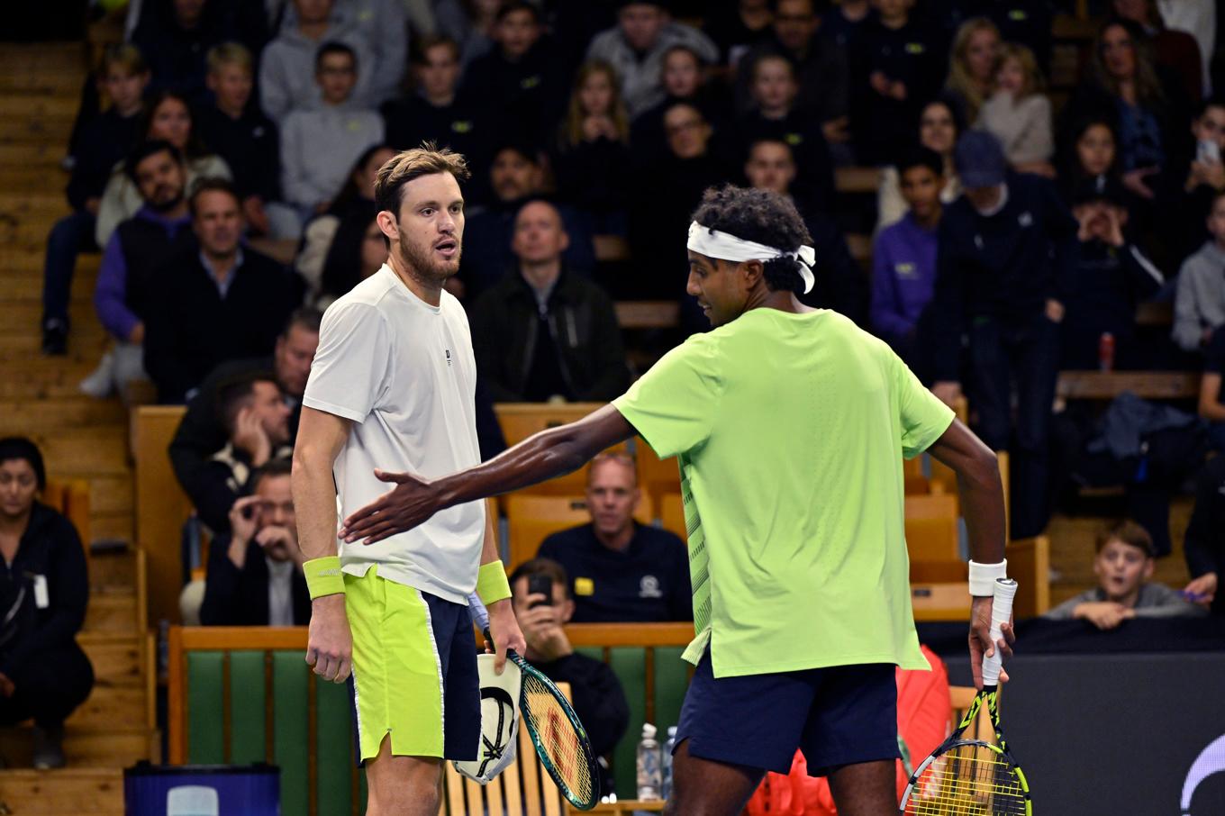 Elias Ymer (till höger) protesterar efter att Nicolás Jarry, Chile, slagit in matchbollen i ATP-turneringen i Stockholm. Svensken ansåg att Jarry nuddade nätet, men domaren höll inte med. Foto: Henrik Montgomery/TT