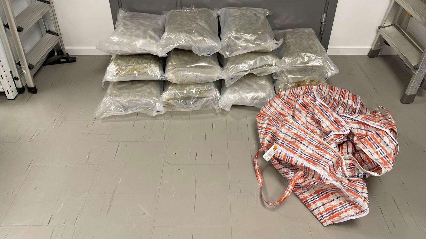 Den rutiga väskan i den norska hyrbilens baksäte innehöll drygt elva kilo cannabis. Foto: Tullverket