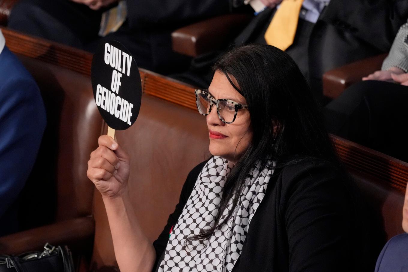 Demokraten Rashida Tlaib håller en skylt där det står "skyldig till folkmord" medan Israels premiärminister Benjamin Netanyahu håller tal i kongressen. Arkivbild. Foto: J. Scott Applewhite/AP/TT