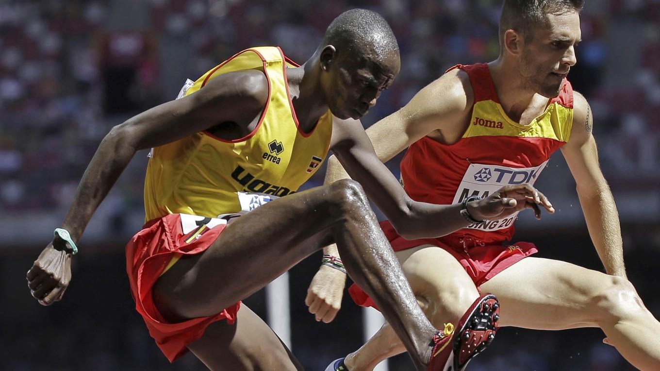 Benjamin Kiplagat (till vänster) under 3|000 meter hinder på VM i Peking 2015. Foto: David J. Phillip