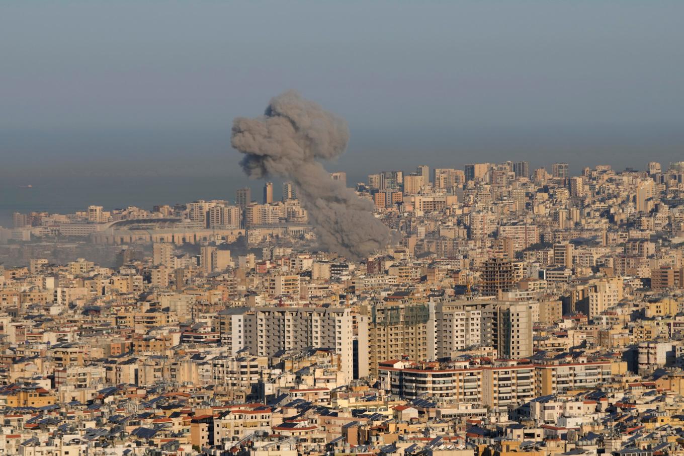 Rökpelare stiger från södra Beirut tidigt på fredagen. Foto: Hussain Malla/AP/TT