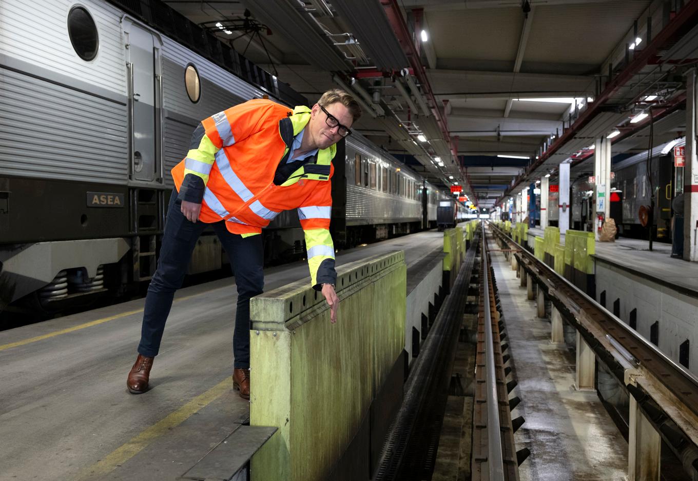 Arvid Fredman, fordonsdirektör på SJ, vid avisningsanläggningen på underhållsdepån i Hagalund Solna. Foto: Anders Wiklund/TT