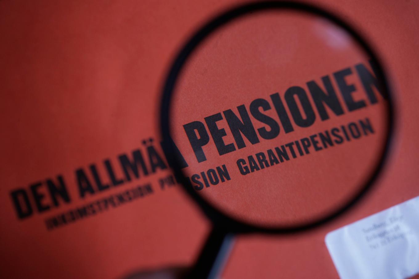 Kronofogden plockar fram förstoringsglaset i jakt på pensionsbluffare. Arkivbild. Foto: Fredrik Sandberg/TT