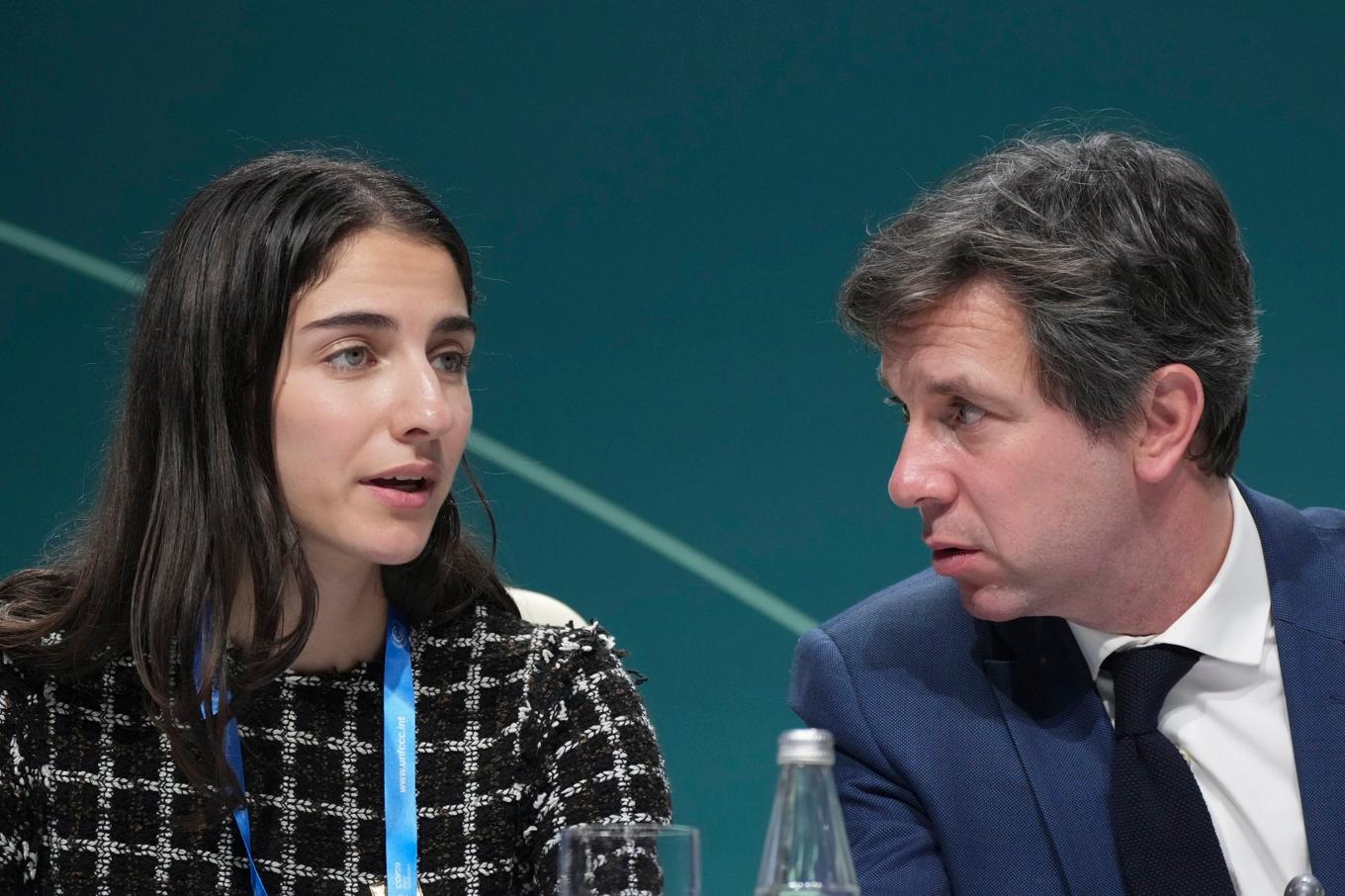 Klimatminister Romina Pourmokhtari och Franskrikers klimatambassadör Kevin Magron under ett möte på torsdagen på COP29. Foto: Sergei Grits/AP/TT