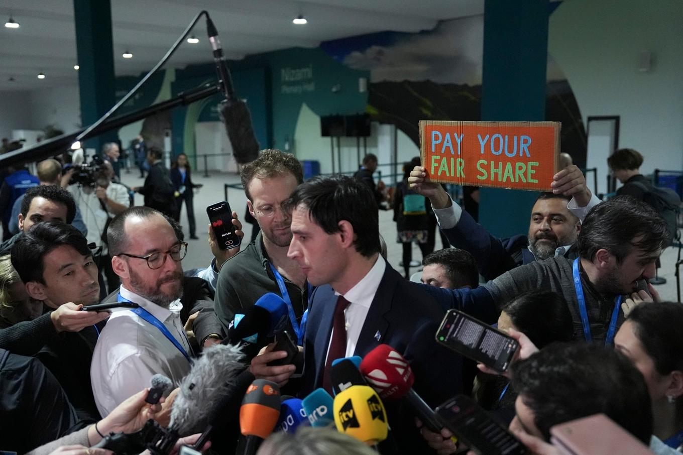 EU:s klimatchef Wopke Hoekstra möter reportrar – och kritiker på COP29. Foto: Joshua A. Bickel/AP/TT