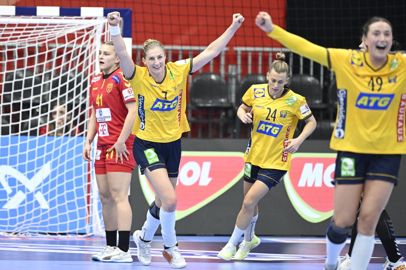 Linn Blohm, Nathalie Hagman och Olivia Löfqvist jublar. Foto: Jessica Gow/TT