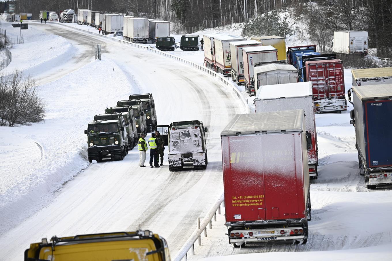 Lastbilar fast i snön på E22 vid skånska Linderöd i oktober. Arkivfoto. Foto: Johan Nilsson/TT