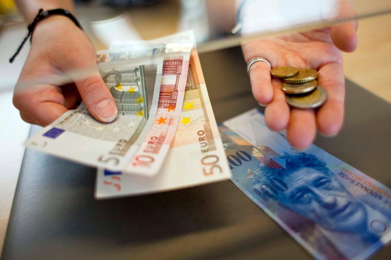 Penningtvätt misstänks i schweizisk bank. Arkivbild. Foto: Ennio Leanza/AP/TT