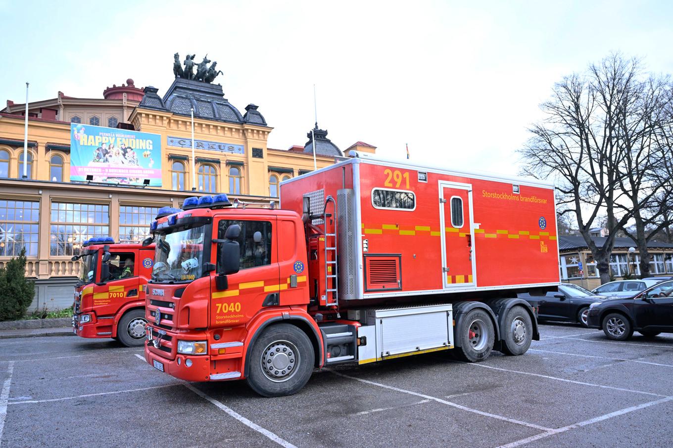 Räddningstjänsten på plats vid Skansen där en brand utbröt under lördagsmorgonen i glasbruket. Foto: Henrik Montgomery/TT
