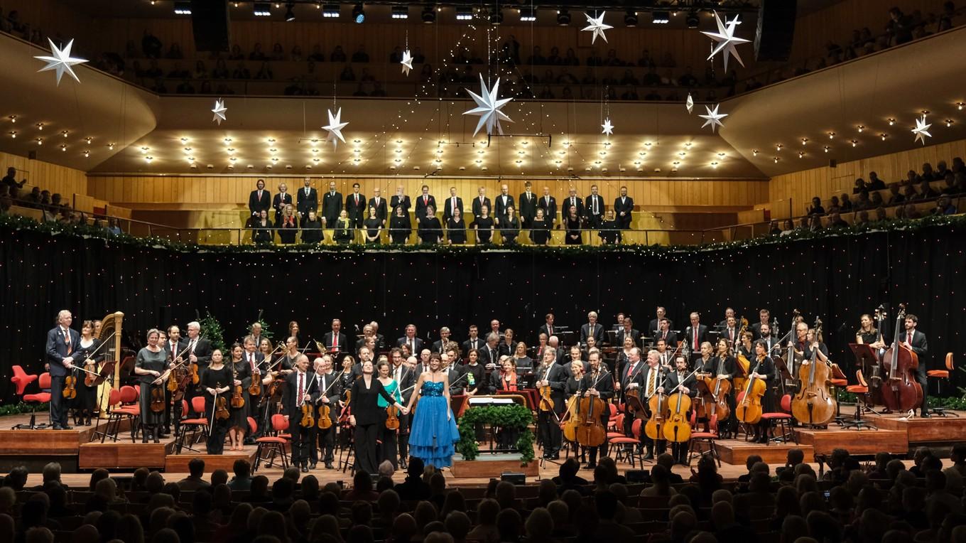 Berwaldhallen i Stockholm arrangerar årligen en traditionsenlig julkonsert. I årets konsert är Tomas Djupsjöbacka dirigent och Pernilla Eskilsdotter värd. Foto: Arne Hyckenberg