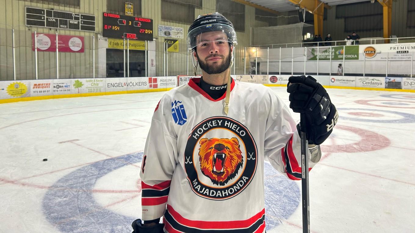 Svensken Arkaitx Edgren ska lyfta spansk hockey; målet är landslaget. Nu är debuten i ligan avklarad; det blev förlust men Arkaitx gjorde en assist. Foto: Javier Martinez