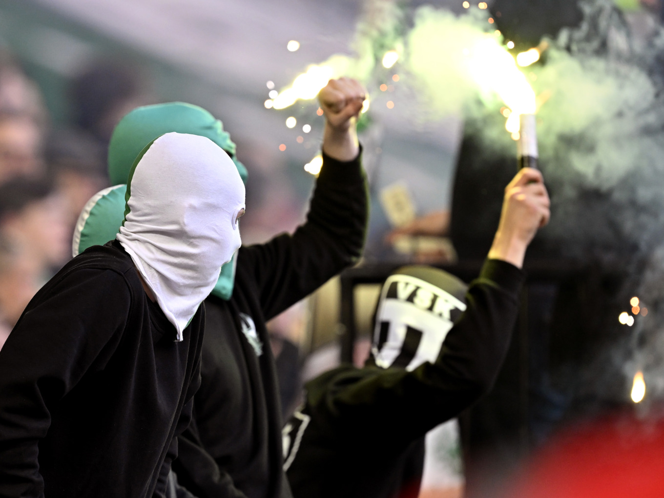 En bild som illustrerar det stora problemet i svensk klubbfotboll där huliganer tillåts att sabotera matcher. Foto: Henrik Montgomery/TT