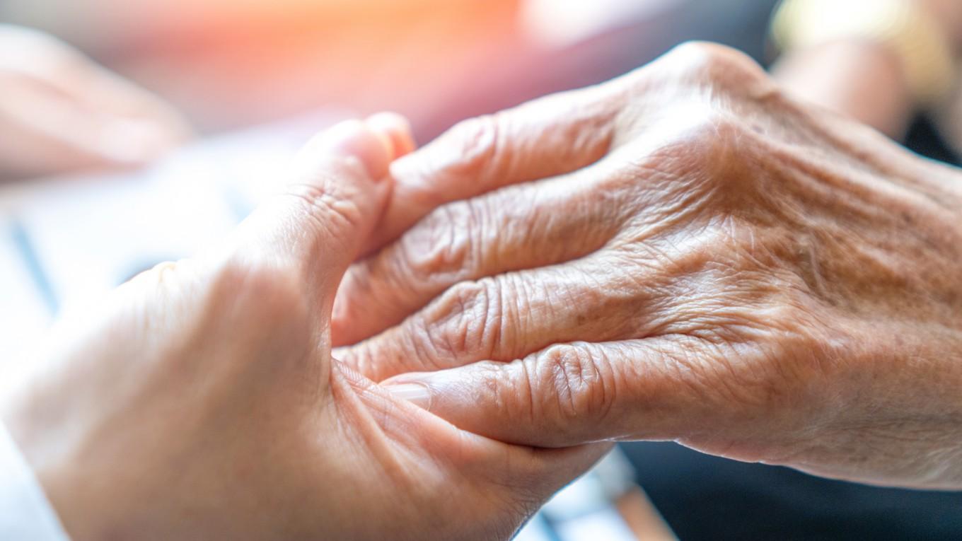 Flera äldre kvinnor misstänks ha blivit utsatta för sexuella övergrepp av anställda inom hemtjänsten i Uppsala kommun. Foto: Shutterstock