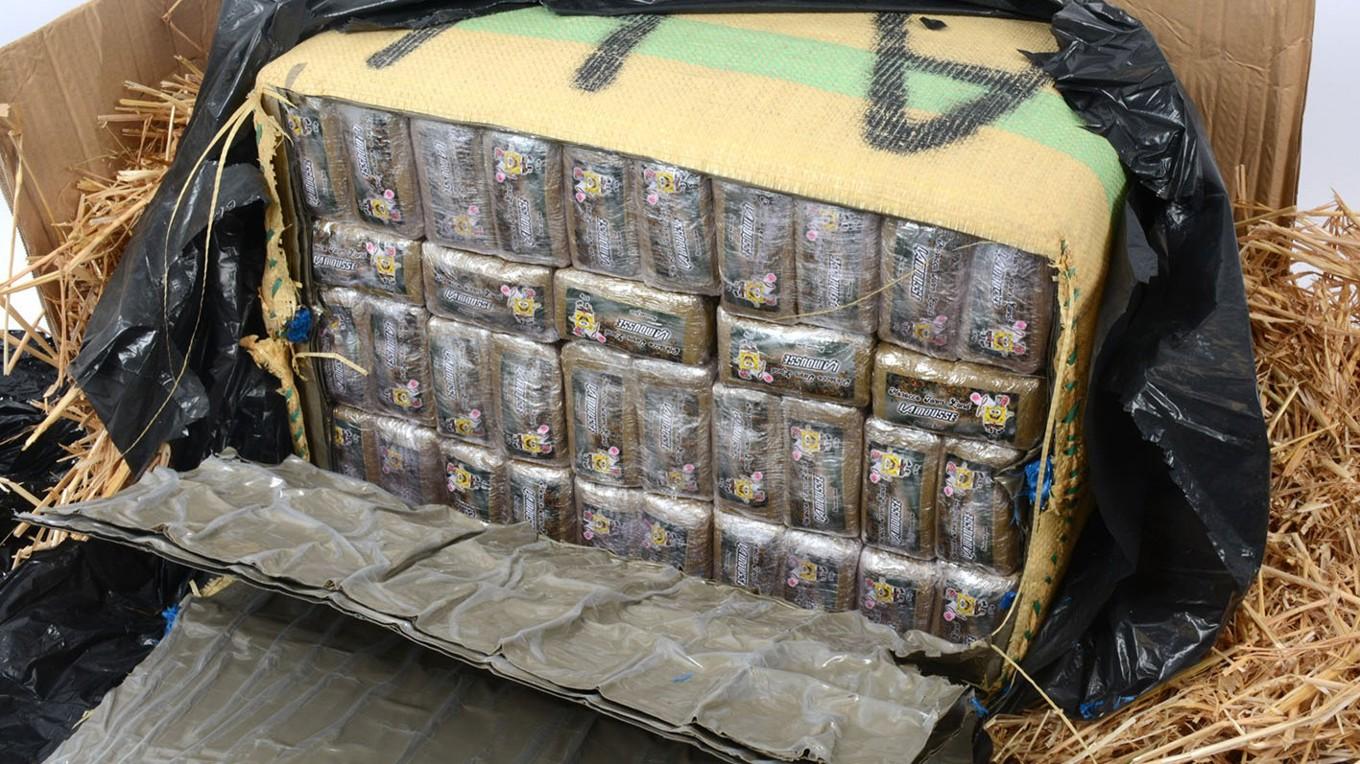 En bal med cannabishartskakor. Totalt hittade tullpersonal 307 kilo av narkotikan i samband med en inspektion i en lastbil vid Öresundsbron. Foto: Tullverket