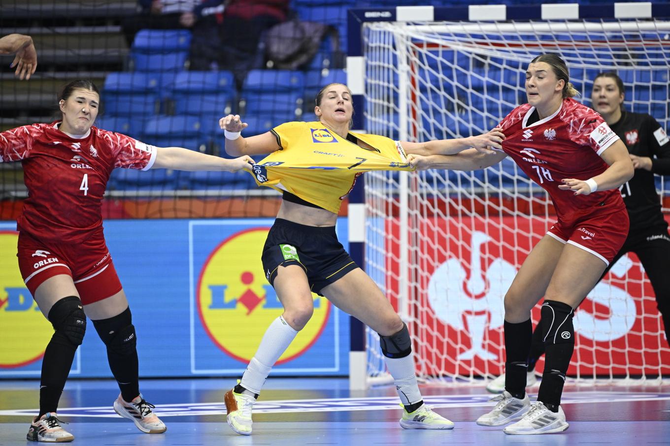 Sveriges Linn Blohm mellan Polens Aleksandra Olek och Paulina Uscinowicz. Foto: Jessica Gow/TT
