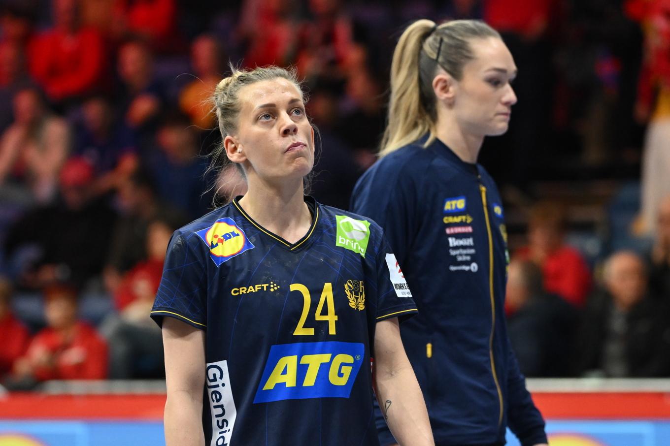 Sveriges Nathalie Hagman och Evelina Eriksson deppar efter förlusten mot Rumänien. Foto: Jessica Gow/TT
