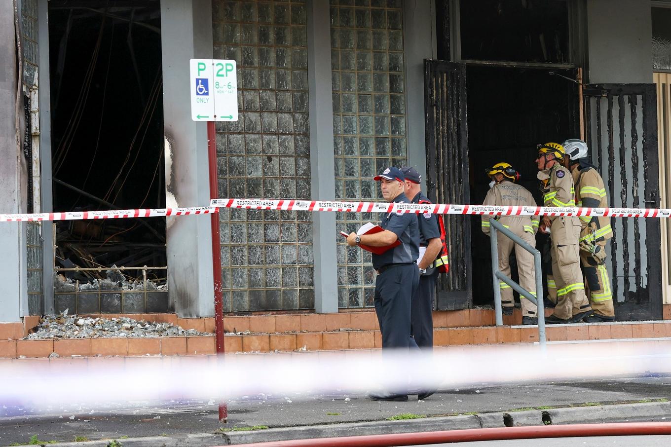 Polis på plats utanför den eldhärjade synagogan i Melbourne dagen för branden, den 6 december. Foto: Con Chronis/AP/TT