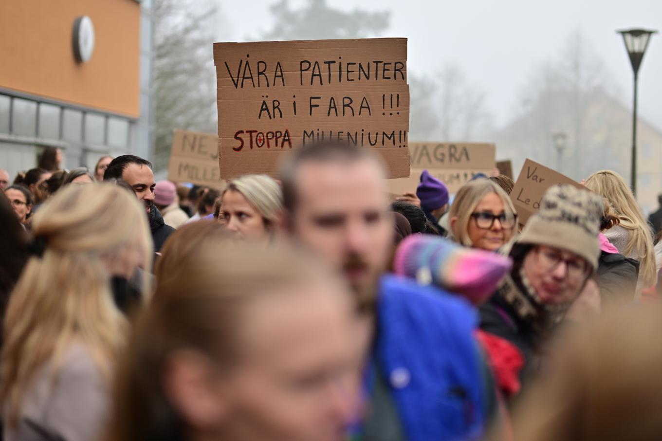 Personalen vid Södra Älvsborgs sjukhus demonstrerar utanför sjukhuset i samband med införandet av Millennium. Foto: Björn Larsson Rosvall/TT
