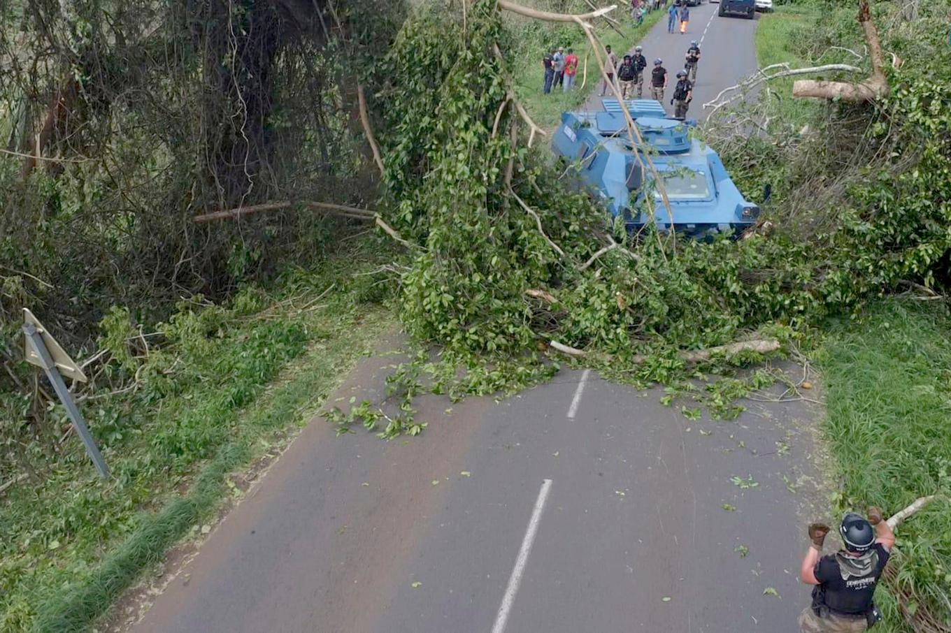 Fransk polis i räddningsinsatser på drabbade Mayotte. Foto: Gendarmerie Nationale via AP/TT