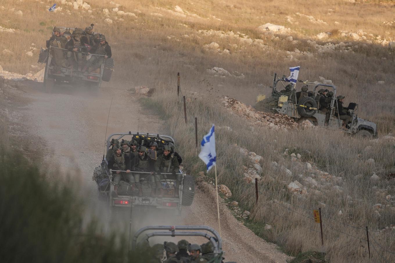 Israeliska soldater vid staden Majdal Shams på de ockuperade Golanhöjderna. Foto: Matias Delacroix/AP/TT