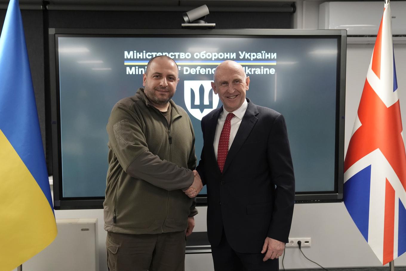 Ukrainas försvarsminister Rustem Umerov och Storbritanniens dito John Healey möttes i Kiev på onsdagen. Foto: Stefan Rousseau/PA via AP/TT
