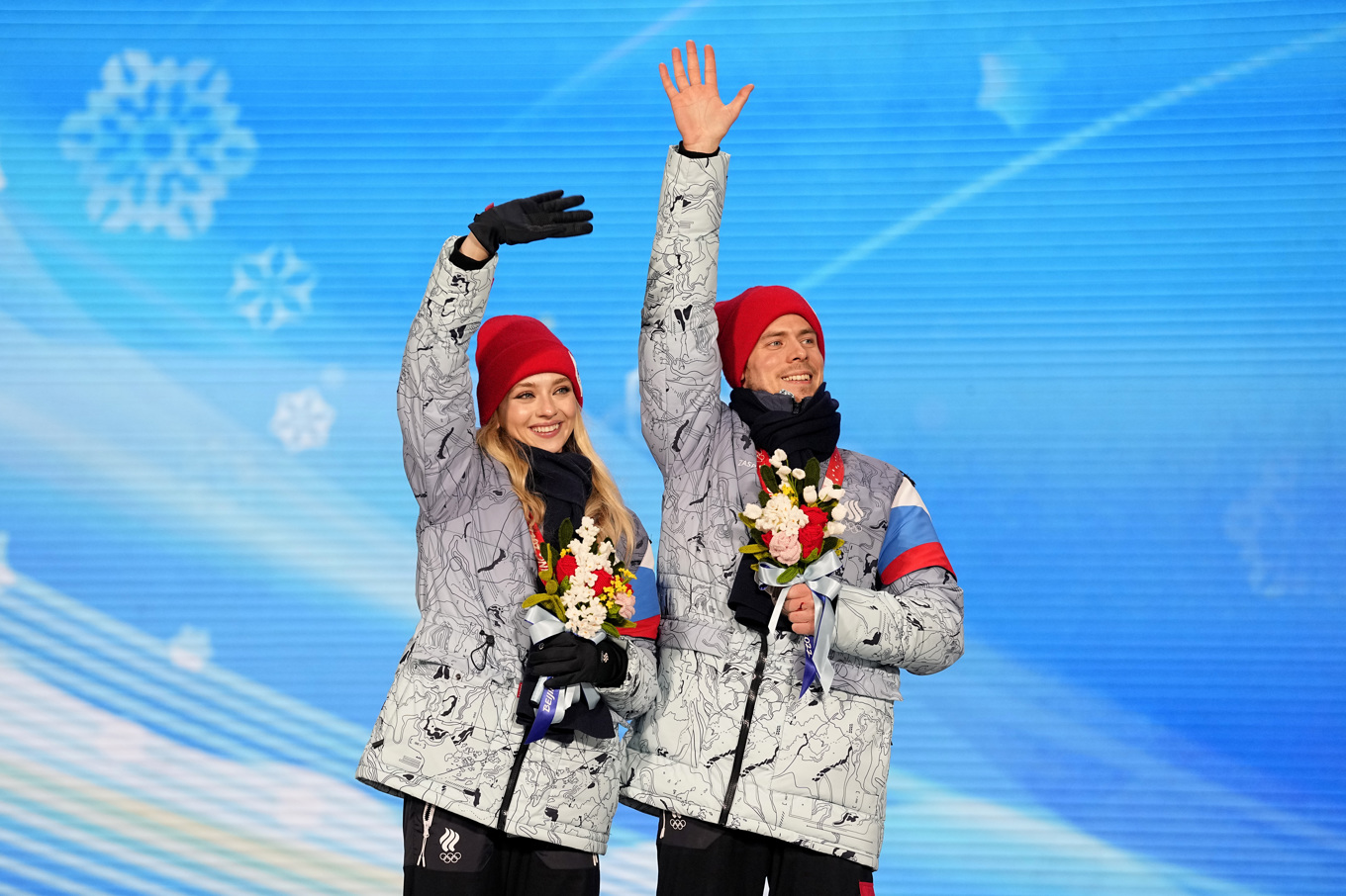 Victoria Sinitisna och Nikita Katsalapov firar OS-silvret i isdans 2022. Under OS i Peking 2022 tog det ryska laget hem sex av 15 konståkningsmedaljer. Trots Rysslands invasion av Ukraina, som inleddes kort efter spelen i Peking, kan ryska konståkare få möjlighet att tävla även i OS 2026. Foto: Sue Ogrocki/AP/TT