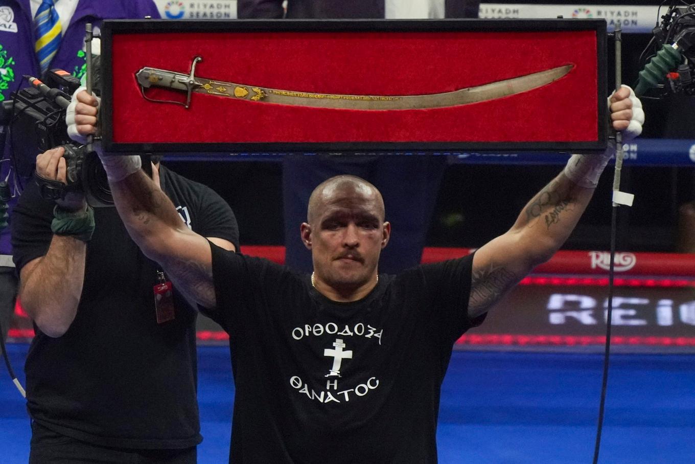 Oleksandr Usyk tilldelas seger av en enig domarkår i nattens returmatch i Saudiarabiens huvudstad Riyad. Foto: Frank Augstein/AP/TT