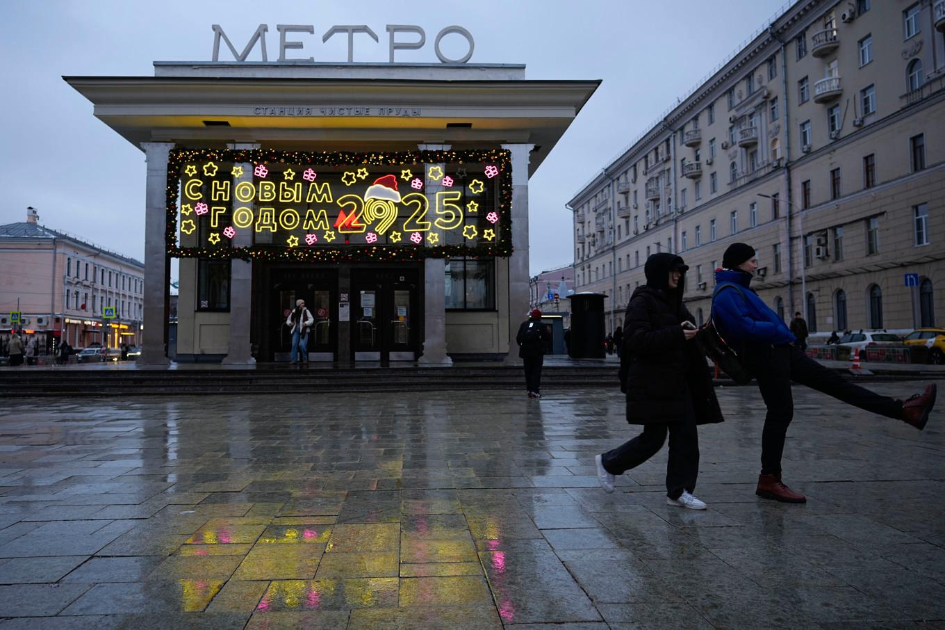 En våg av anlagda bränder riktas nu mot offentliga byggnader i Moskva och S:t Petersburg. Bild från en tunnelbanestation i Moskva den 20 december 2024. Foto: Pavel Bednyakov/AP/TT