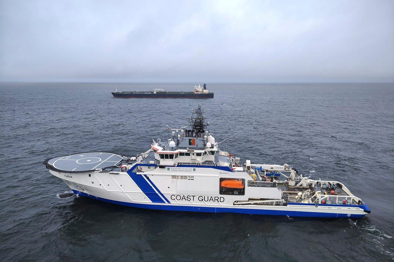 Oljetankerns Eagle S, i bakgrunden, ska flyttas till en säkrare hamn. Foto: Finländska kustbevakningen/AP/TT