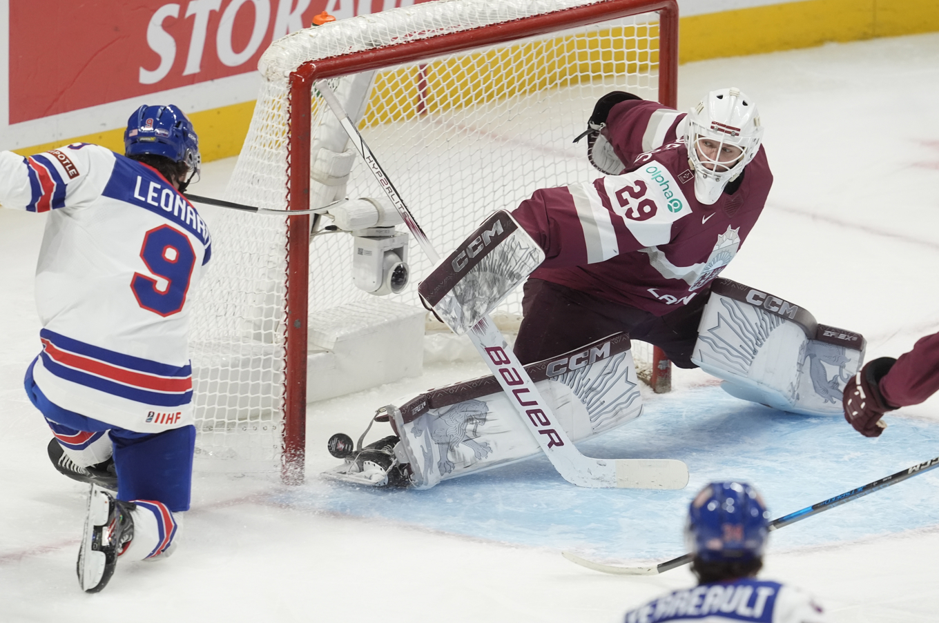 USA:s forward Ryan Leonard gör mål på Lettlands målvakt Linards Feldbergs i gruppspelsmatchen i junior-VM som USA vann med 5–1. Lettland kom ner på jorden igen efter skrällsegern över Kanada. Foto: Adrian Wyld/Canadian Press via AP/TT