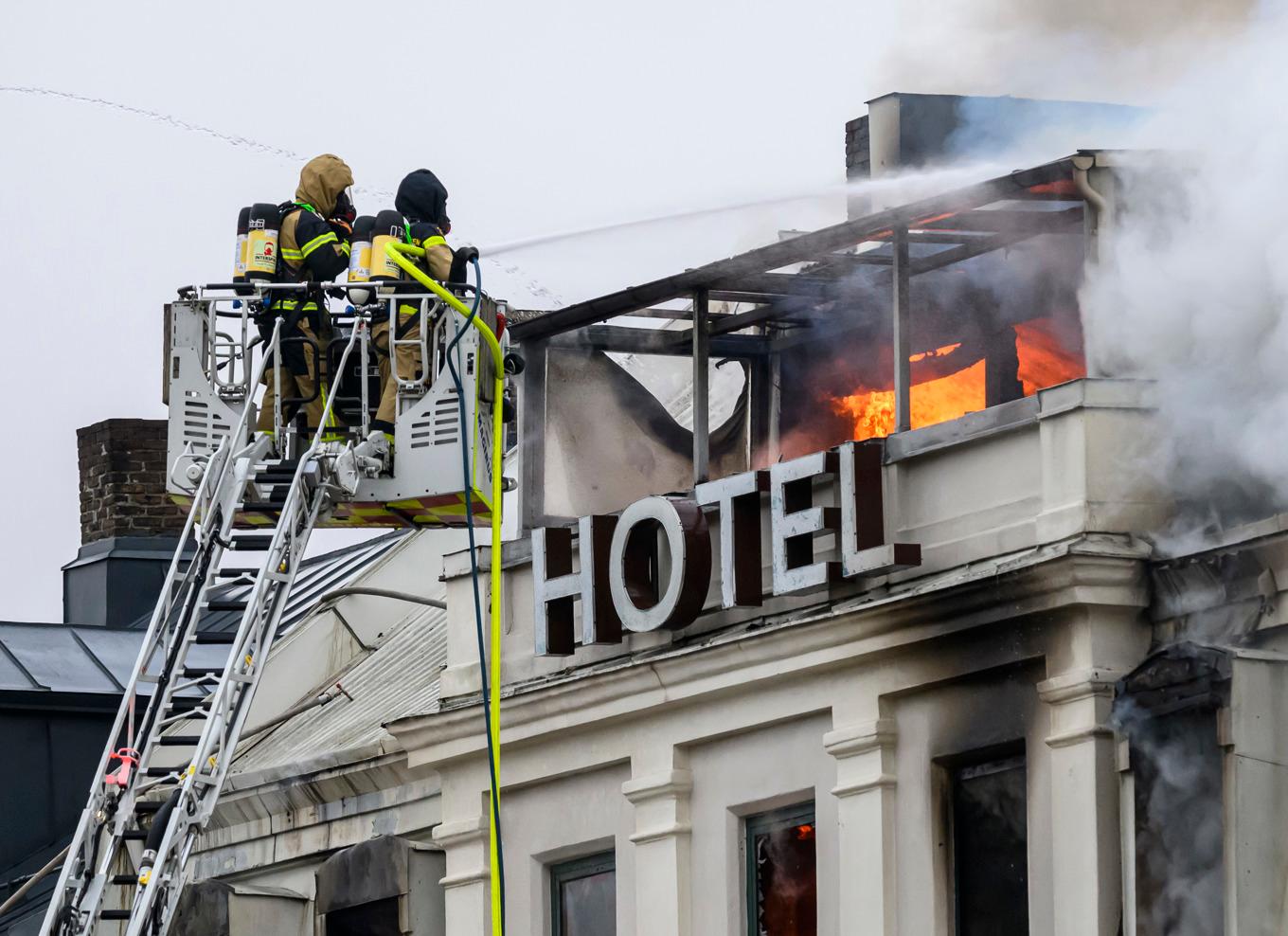 Släckningsarbetet vid hotellet Kärnan i Helsingborg har försvårats på grund av rasrisk. Bilden är tagen på lördagseftermiddagen. Foto: Johan Nilsson / TT