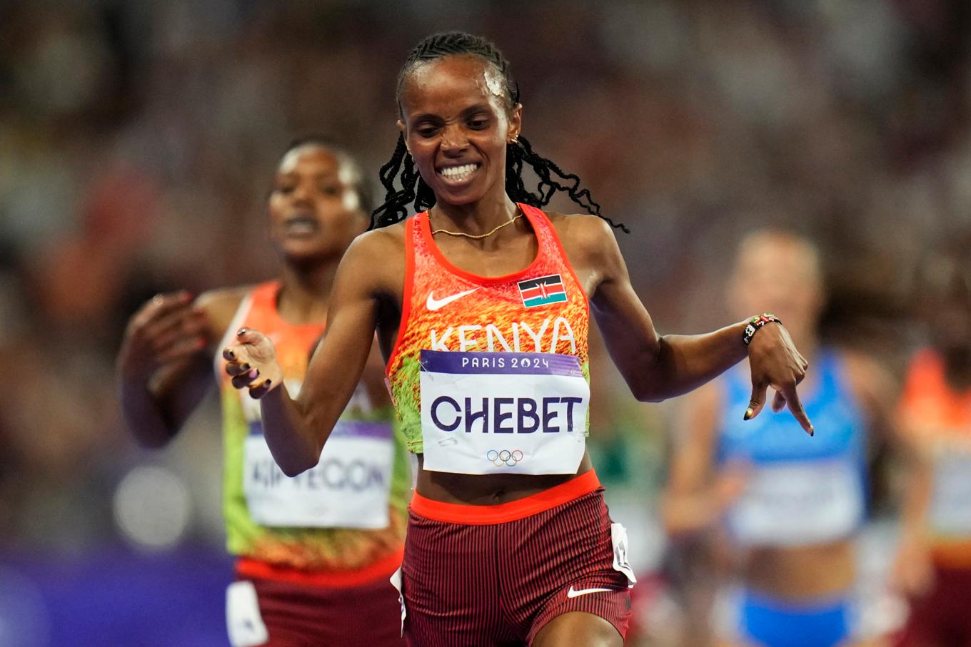 Kenyanskan Beatrice Chebet har satt ett nytt världsrekord på 5|000 meter. Här tar hon dock guld på OS i Paris. Foto: Petr David Josek/AP/TT
