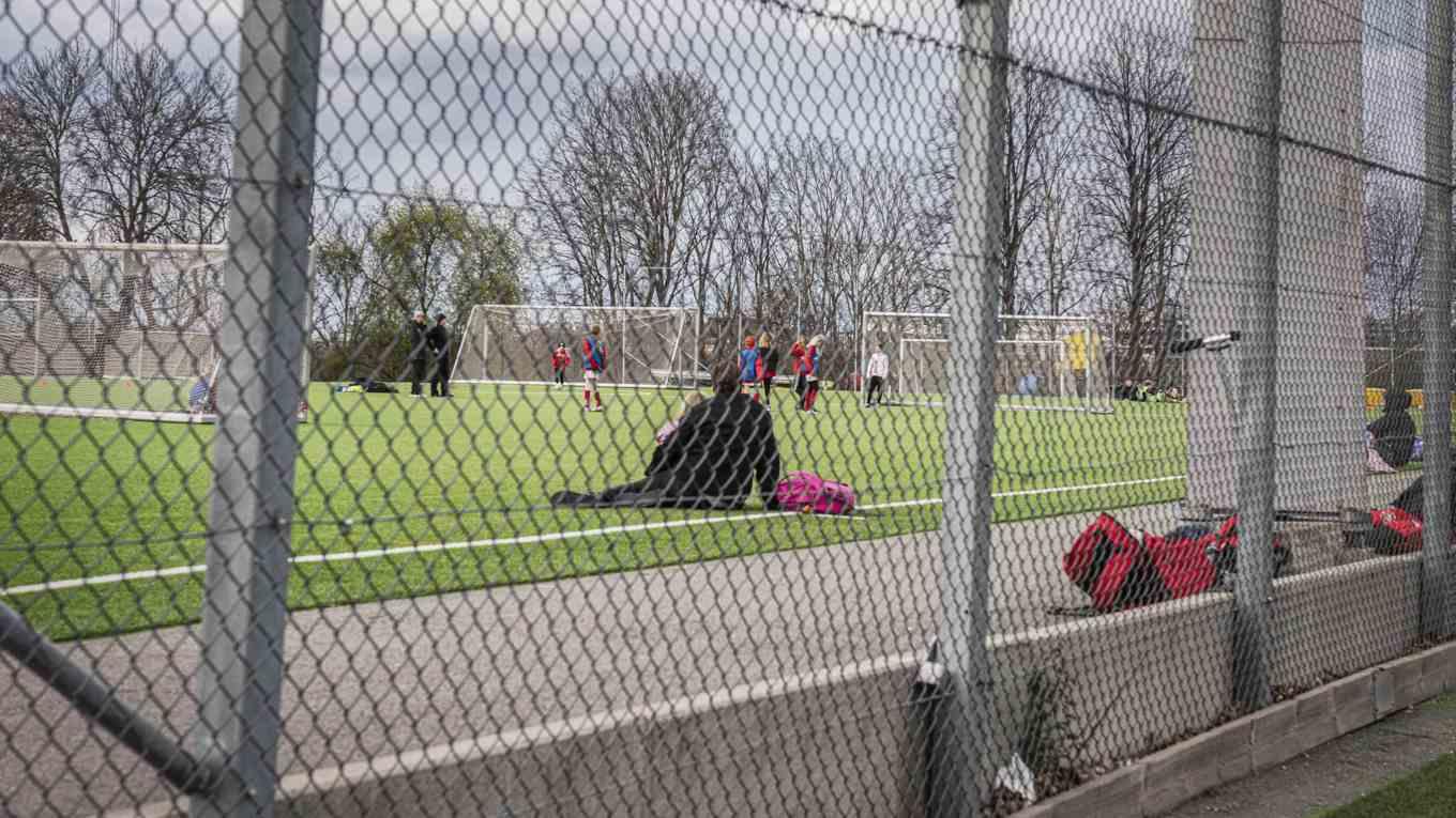 Staten, kommunerna och idrottsrörelsen måste gemensamt arbeta för att sänka kostnaderna inom barn- och ungdomsidrotten. Det menar Epoch Times sportchef som befarar att de nu höga kostnaderna kommer att slå hårt mot idrotten på flera plan. Foto: Gustaf Månsson/SvD/TT