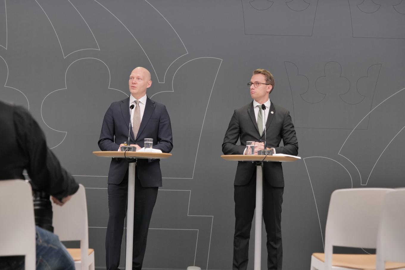 Niklas Wykman (M), finansmarknadsminister och 
Dennis Dioukarev (SD), utredare. Foto: Carl S:t Clair Renard.