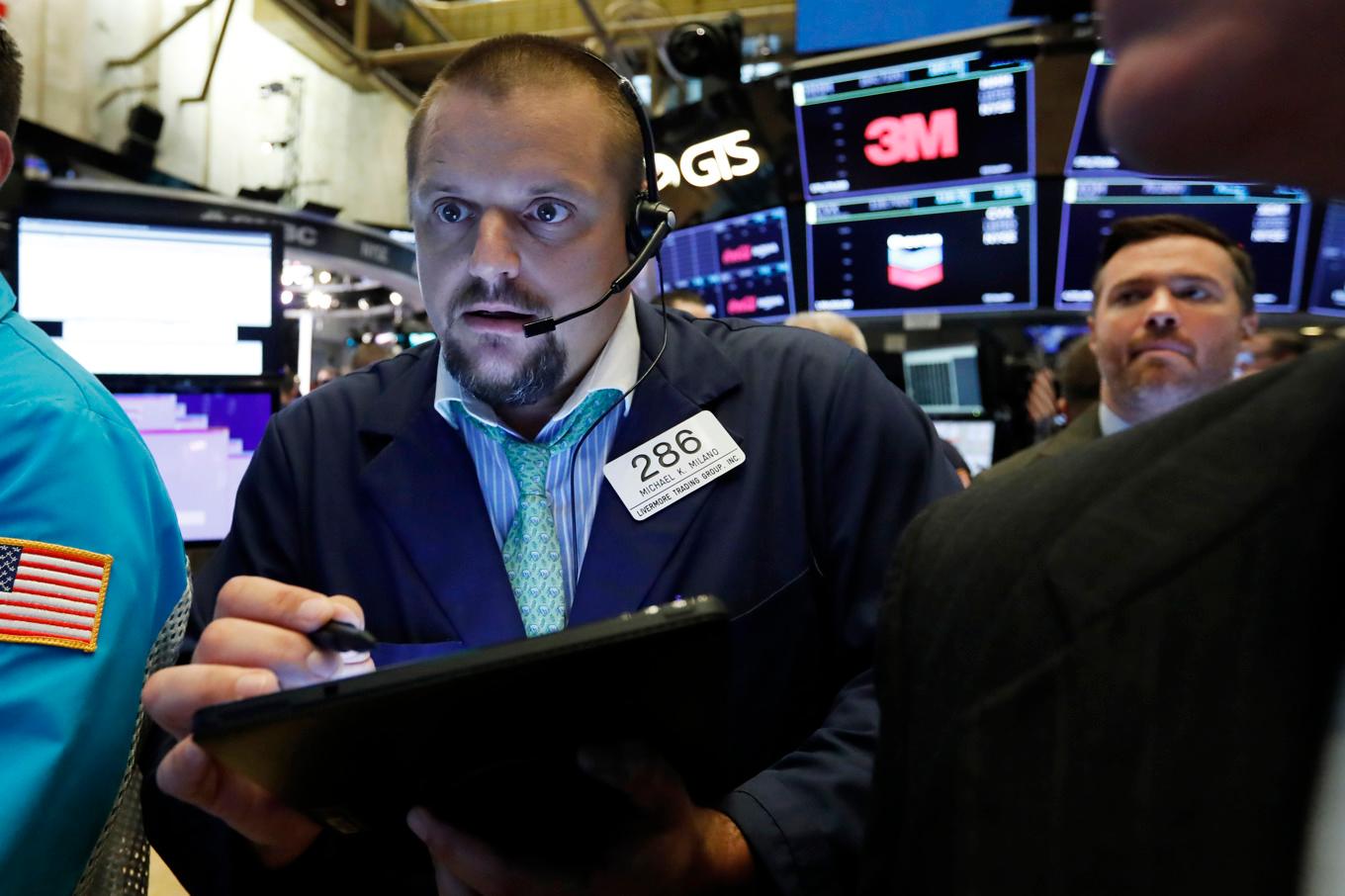 Dollarn lyfter till den högsta kursen på över två år mot euron i årets inledande handel. Arkivbild. Foto: Richard Drew AP/TT