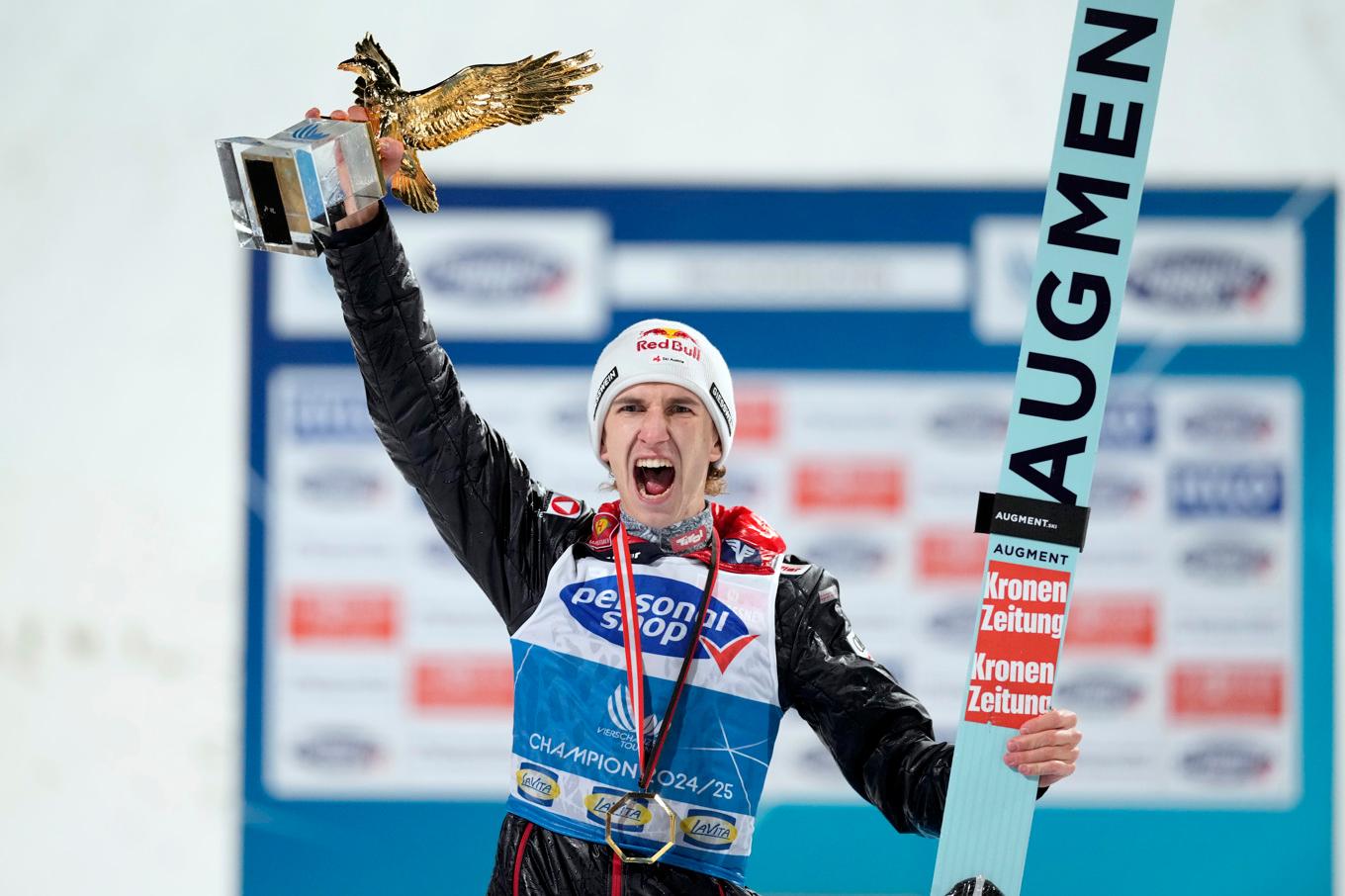 Daniel Tschofenig, Österrike, tog hem den tysk-österrikiska backhopparveckan. Foto: Matthias Schrader/AP/TT