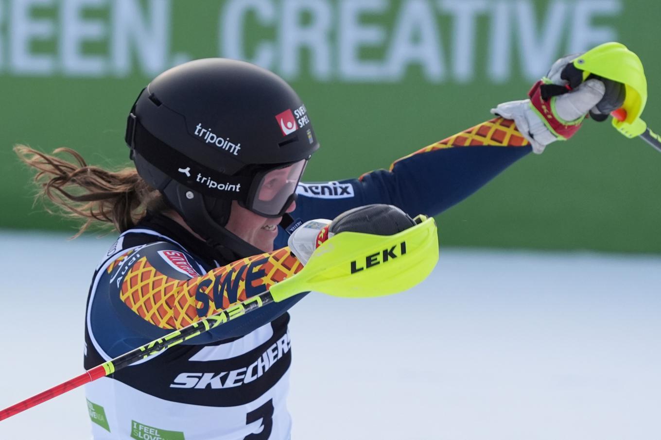 Sara Hector sträcker armarna i luften efter det första åket. Foto: Giovanni Auletta/AP/TT