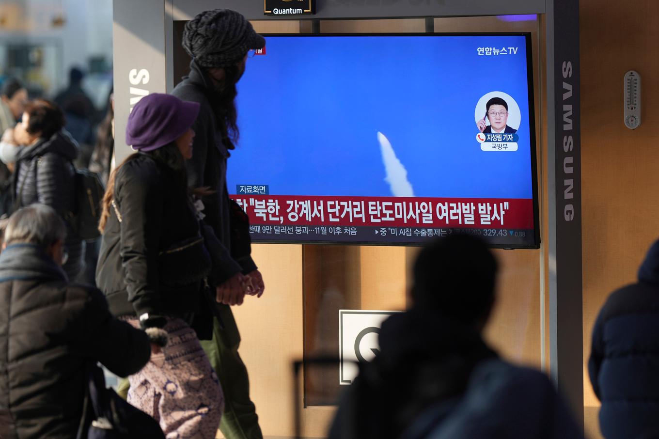 En tv på järnvägsstationen i Sydkoreas huvudstad Seoul visar ett inslag om Nordkorea och robottester. Foto: Lee Jin-M/AP/TT
