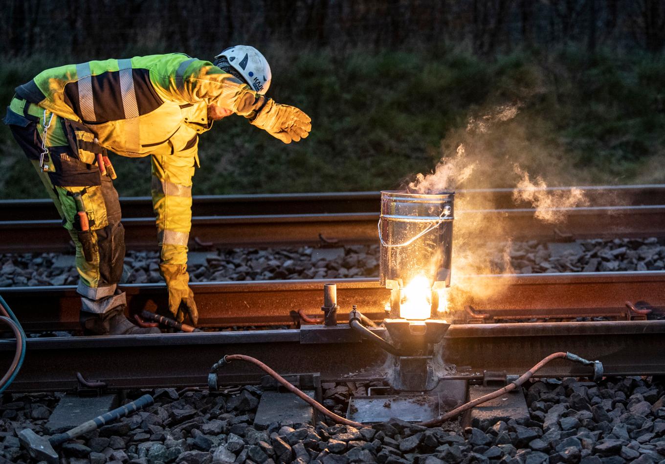 Söder om Stockholm måste nu 150 sprickor i rälsen åtgärdas på en gång. Arkivbild från reparationsarbete på Västkustbanan. Foto: Johan Nilsson/TT