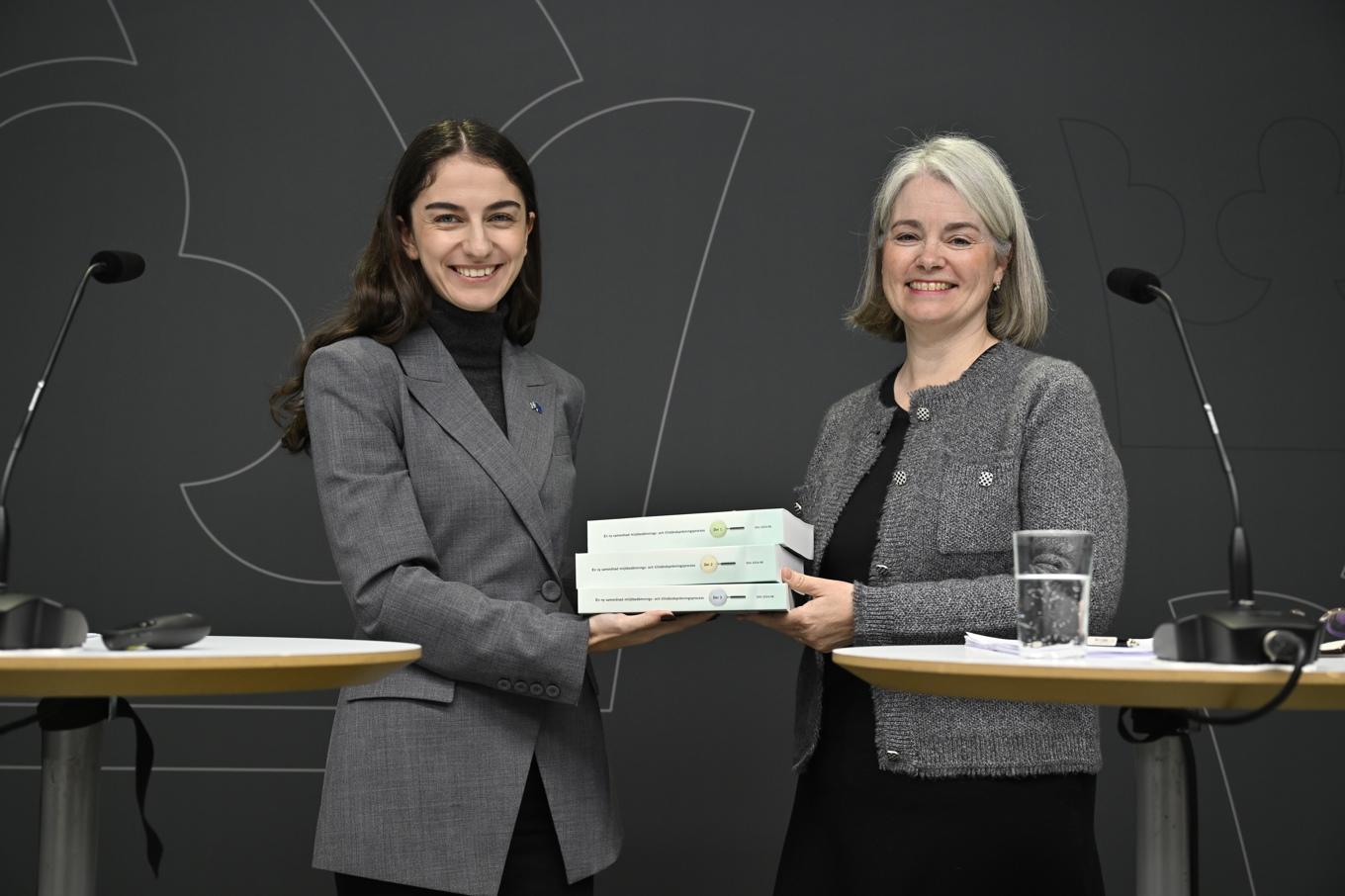 Klimat- och miljöminister Romina Pourmokhtari (L) tar emot Miljötillståndsutredningens betänkande. Medverkar gör även den särskilda utredaren Camilla Adolfsson. Foto: Henrik Montgomery/TT