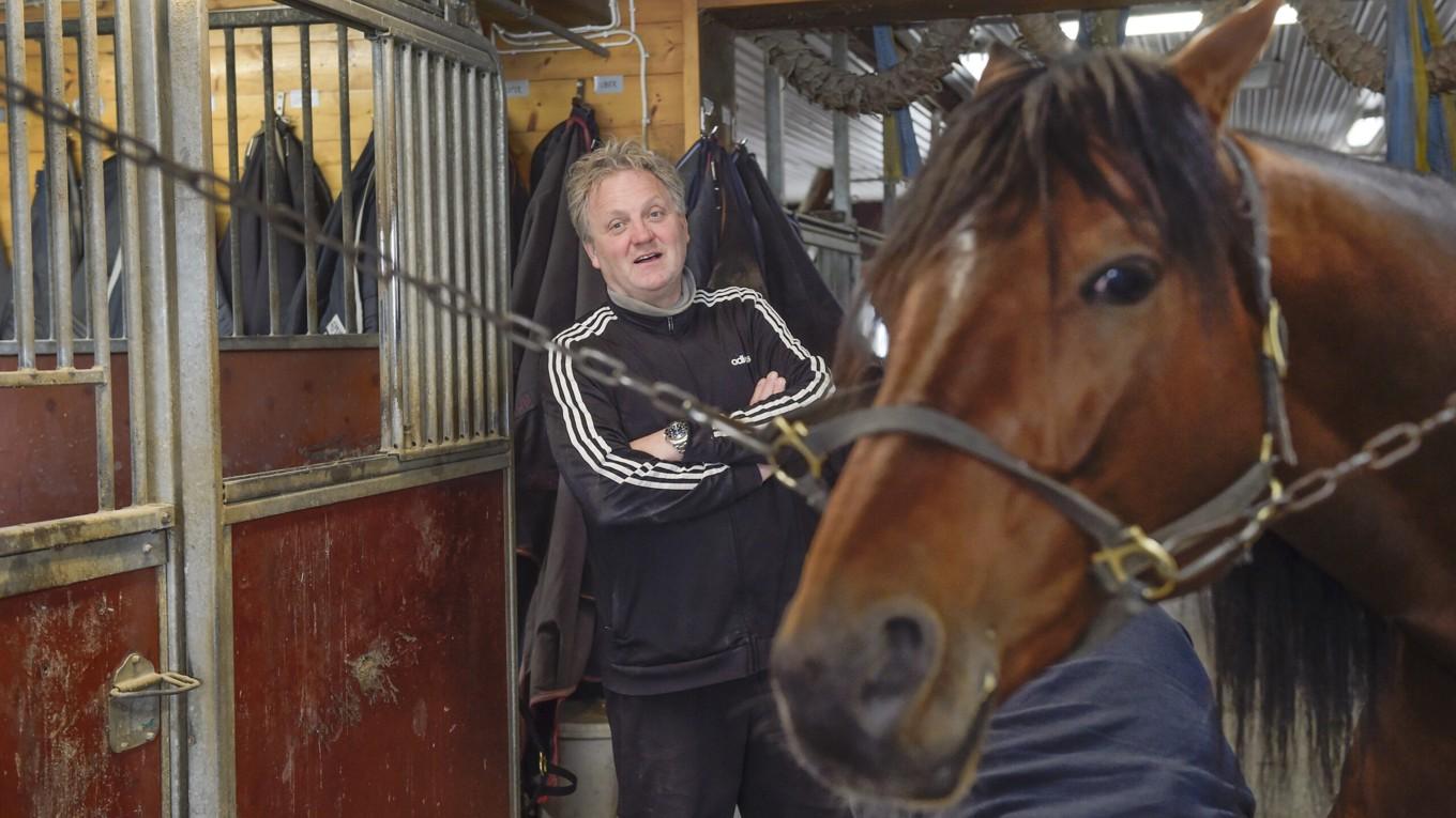 San Moteur med sin tränare och ägare, värmlänningen Håkan Arvidsson. Håkan är framme vid sina drömmars mål med sin ögonsten: Prix d’Amérique 2025. Nu ska fransmännen få se ”den riktige” San Moteur. Foto: Lars Jakobsson/Kanal 75