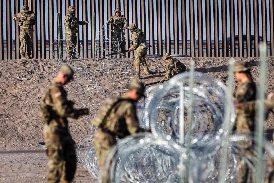 Nationalgardet bygger taggtrådshinder i El Paso, Texas. Trumpadministrationen har skickat 1 500 ytterligare militärer till södra gränsen. John Moore/Getty Images