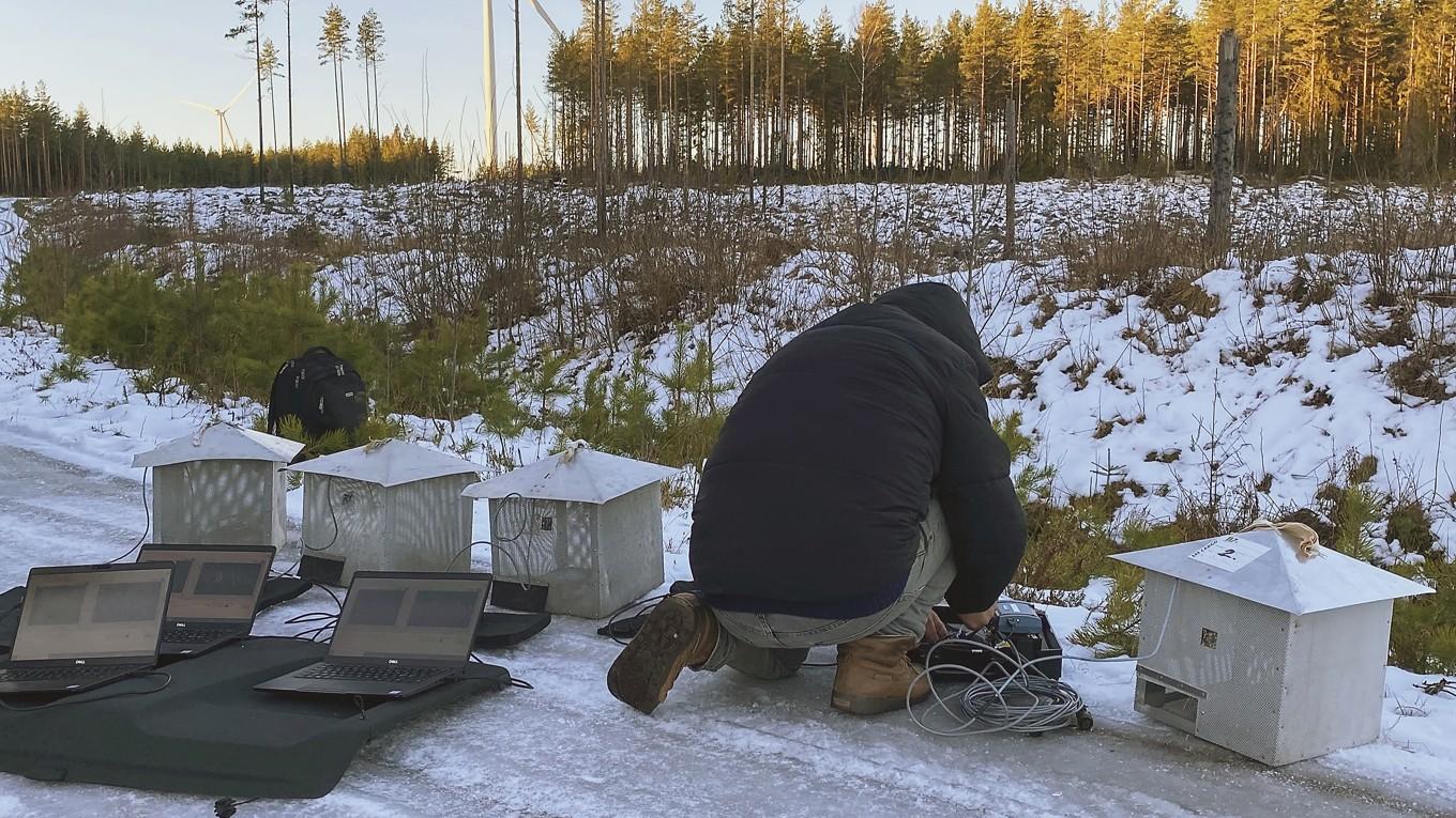 Ken Mattssons team mäter infraljudet hos boende i Myrsjö, i närheten av vindkraftsparken Målarberget mellan Norberg och Avesta i december. Foto: Privat